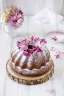 Bundt Cake decorated with flowers — Stock Photo