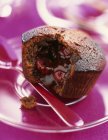 Pequeno bolo de chocolate e cereja — Fotografia de Stock