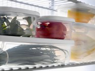 Туперварі, повні свіжих продуктів у холодильнику — стокове фото