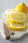 Свіжі скибочками лимона — стокове фото