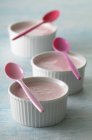 Pentole di crema di rosa — Foto stock