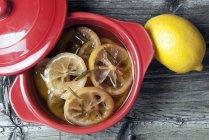 Primo piano vista di confit limone in ciotola — Foto stock