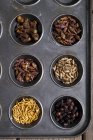 Draufsicht auf getrocknete Mehlwürmer, Blattschneiderameisen, Chapulinen, Grillen, Mopanwürmer und Chapulinen — Stockfoto