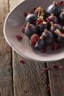 Figues fraîches de bébé aux pétales de rose — Photo de stock