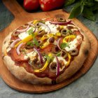 Pizza vegetariana rústica con tomates - foto de stock
