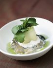 Austern mit Tarama auf Teller — Stockfoto