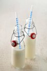 Botellas de vidrio de leche - foto de stock
