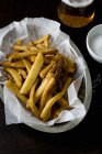 Patatine fritte su carta — Foto stock