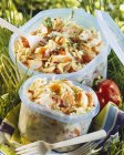 Salada de macarrão e surimi — Fotografia de Stock
