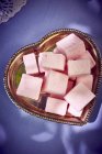 Rosafarbene Marshmallows auf Teller — Stockfoto