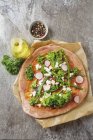 Pizza con broccoli e formaggio feta — Foto stock