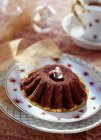 Schokoladenkuchen mit Safransoße — Stockfoto