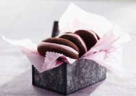 Macarrones de chocolate y rosa - foto de stock