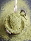 Vista ravvicinata della polvere di Moringa su un cucchiaio su una ciotola di metallo — Foto stock