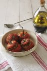Tomates recheados em tigela — Fotografia de Stock