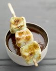 Brochette di marshmallow su bastone — Foto stock