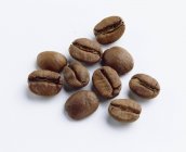Granos de café frescos - foto de stock