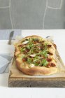Pizza con cohete y tomates - foto de stock