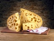 Грюйр нарезанный сыр — стоковое фото