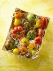 Ящик з різнокольоровими помідорами — стокове фото