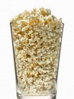 Popcorn dans un bol en verre — Photo de stock