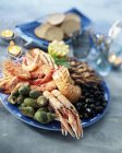 Вид крупним планом на тарілку з морепродуктів з молюсками, креветками, лобстерами і травою — стокове фото