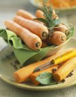 Montón de zanahorias en tazón - foto de stock