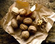 Орехи в оболочке на бумаге — стоковое фото