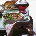 Stufato di lenticchie in piatto bianco — Foto stock