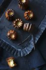 Vista superior de doces cheios de creme com vagens de baunilha na bandeja — Fotografia de Stock