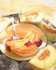 Крупный план Melonen Carpaccio с ягодным соусом — стоковое фото