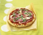 Pizza salame piccante e mozzarella — Foto stock