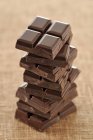 Упакованные квадраты шоколада — стоковое фото