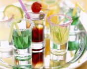Различные коктейли в стаканах — стоковое фото