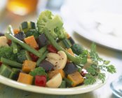 Verdure miste su piatto bianco — Foto stock