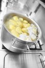 Kartoffeln in Wasser kochend — Stockfoto