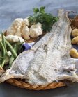Merluzzo bianco salato su vassoio di paglia — Foto stock