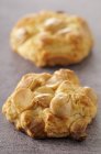 Biscuits aux amandes sur textile — Photo de stock