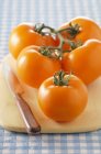 Bund orangefarbene Tomaten — Stockfoto