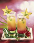Cocktails de fête dans des verres — Photo de stock
