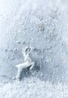 Вид зверху на білі та срібні різдвяні прикраси на мармуровому фоні — стокове фото