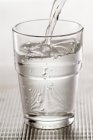 Versare un bicchiere d'acqua — Foto stock