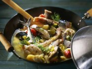 Vue rapprochée des fruits de mer avec des légumes dans une casserole — Photo de stock