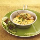 Nahaufnahme von brouillade normande mit Salatblättern und Fleisch auf dem Teller — Stockfoto