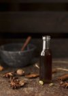Крупный план Масала чай сироп со звездой аниса, кардамона и корицы — стоковое фото