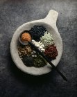 Сушені овочі в горщику над сірою поверхнею — стокове фото