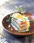 Fette di cetriolo e salmone cotte — Foto stock