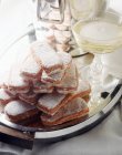 Розовое печенье и шампанское — стоковое фото