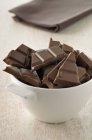 Quadrate aus Schokolade in Schüssel — Stockfoto