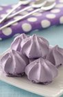 Small blueberry meringues — Stock Photo